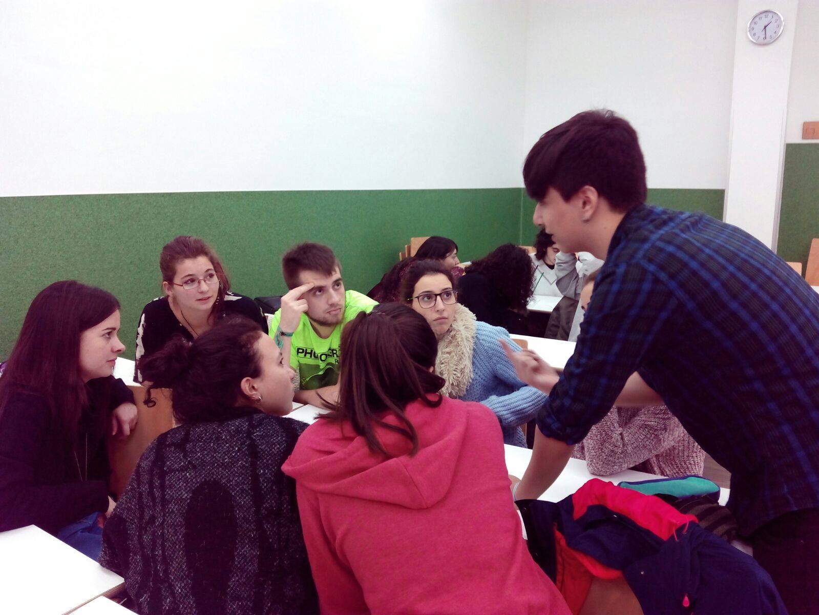 Respondiendo dudas durante un ejercicio práctico de las formaciones.