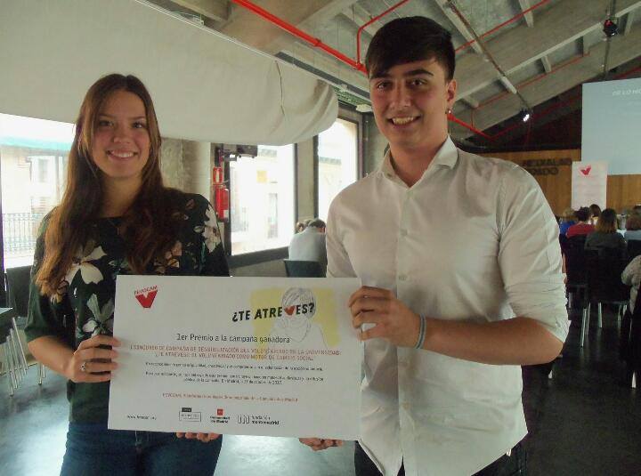Manuel Iglesias y Elsa García sujetando el Primer Premio de la Campaña "¿Te Atreves?" de FEVOCAM.