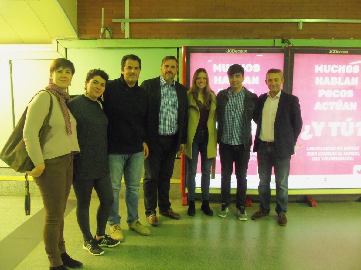 Presentando "Muchos hablan, pocos actúan, ¿Y TÚ?" con (izquierda a derecha) dos miembros de Cooperación y Voluntariado UCM, el Presidente de Cooperación y Voluntariado UCM, el Presidente de FEVOCAM, mi compañera Elsa Felipe, yo (Manuel Iglesias) y el representante de Bankia.