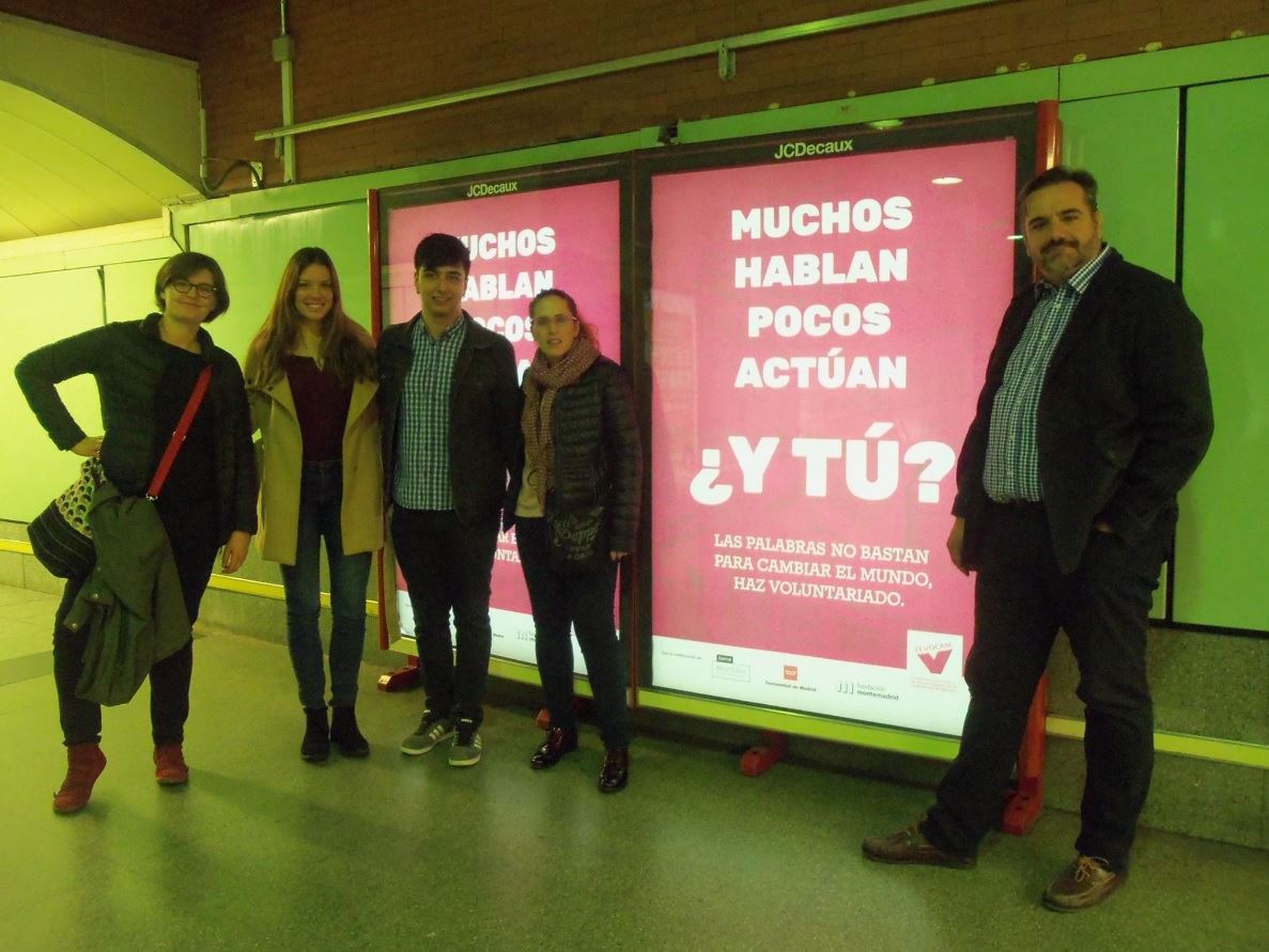 Presentando "Muchos hablan, pocos actúan, ¿Y TÚ?" con (izquierda a derecha) la diseñadora grafica, mi compañera de proyecto Elsa Felipe, miembro de Cooperación y Voluntariado UCM, yo (Manuel Iglesias) y el Presidente de FEVOCAM.