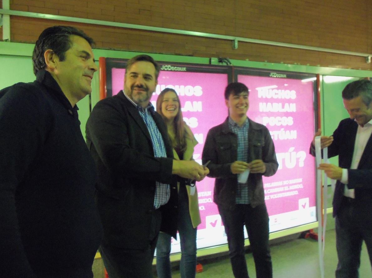Presentando "Muchos hablan, pocos actúan, ¿Y TÚ?" con (izquierda a derecha) el Presidente de Cooperación y Voluntariado UCM, el Presidente de FEVOCAM, mi compañera Elsa Felipe, yo (Manuel Iglesias) y el representante de Bankia.