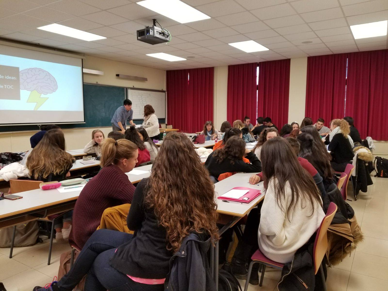 Realizando un ejercicio sobre el Trastorno Obsesivo Compulsivo durante el taller.