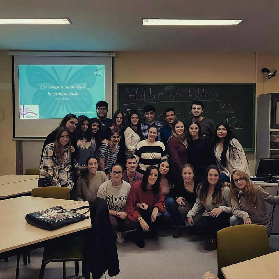 Foto grupal con los alumnos y alumnas de la UNIZar.