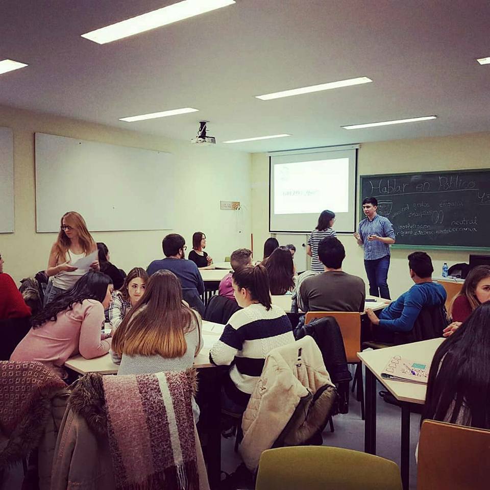 Manuel Iglesias explicando a una alumna durante un ejercicio práctico de la formación.