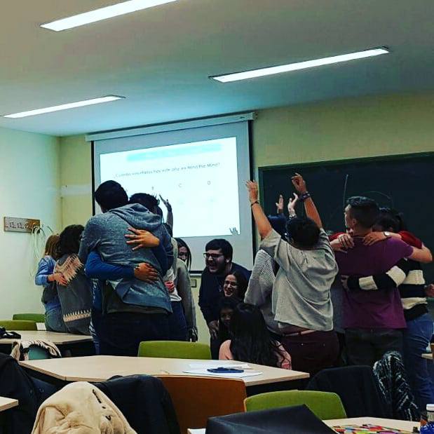 Alumnos y alumnas de UNIZar disfrutando durante un ejercicio práctico de las formaciones de Mind the Mind.