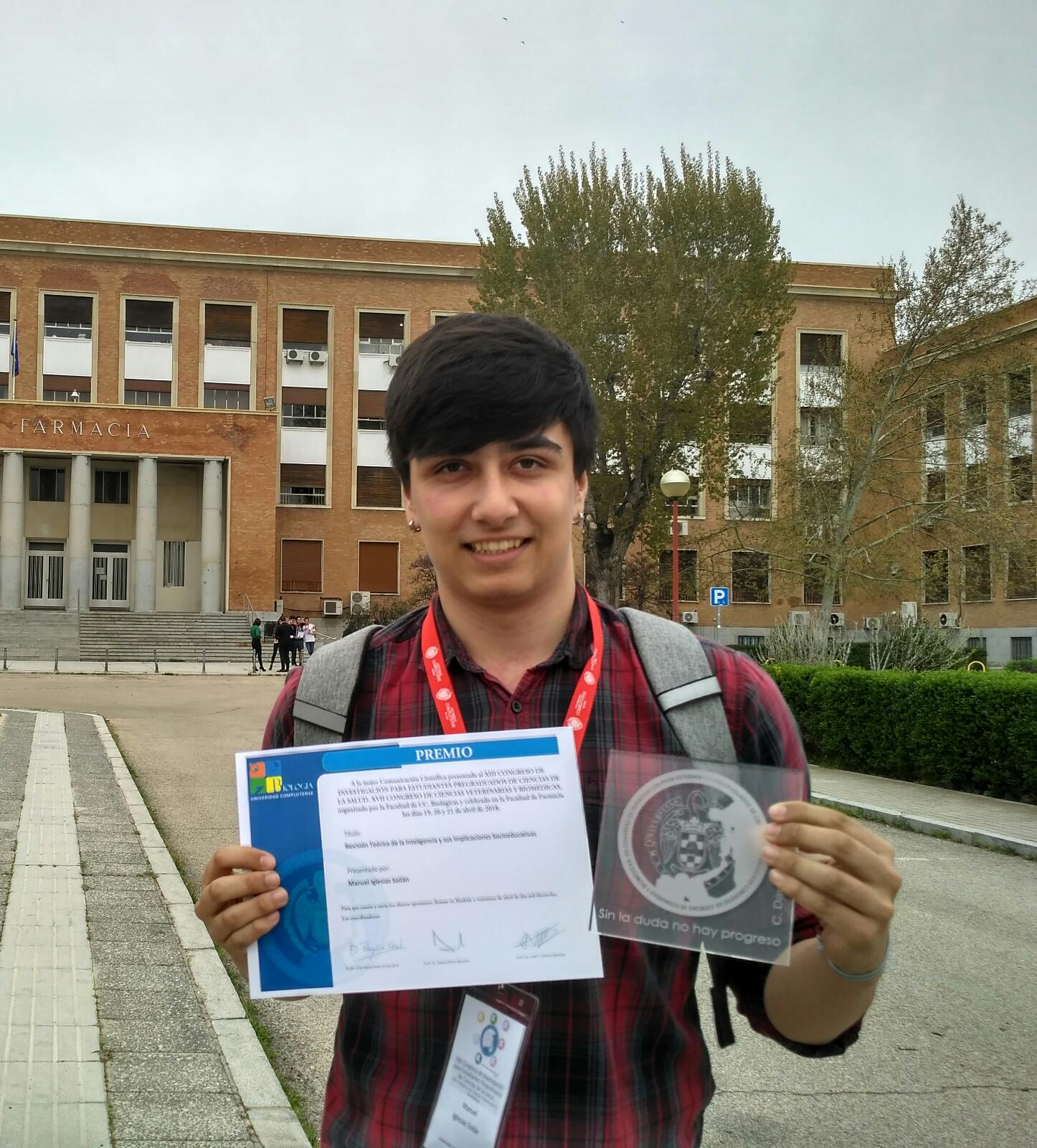 Manuel Iglesias con el Premio a la Mejor Comunicación Científica y la placa de la Universidad Complutense de Madrid.